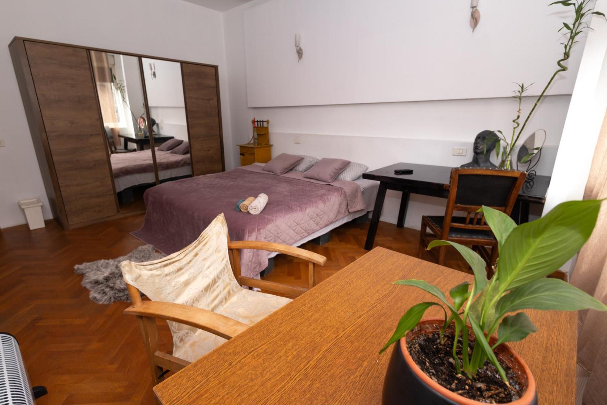 Shared Retro Vintage Luxury Apartment Bucharest Exterior photo